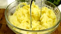 Ce să pui în piureul de cartofi să nu mai iasă uscat. Trucul pentru un piure reușit