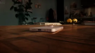Un iPhone 15 Pro a început să încarce o baterie externă când a fost conectat prin USB-C