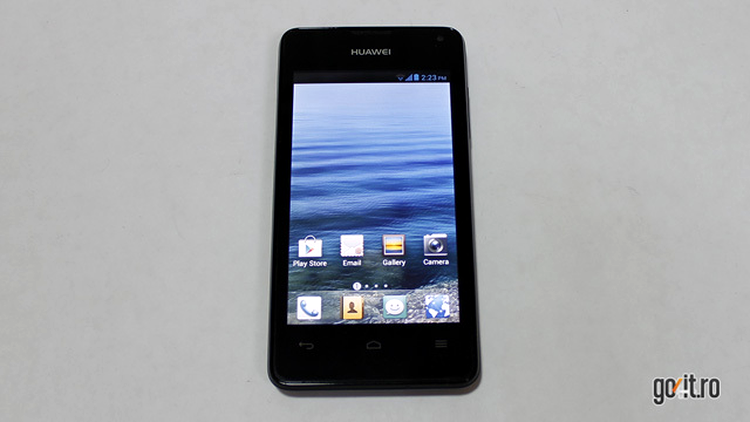 Huawei Ascend Y300 - ecranul de 4 inch cu butoane capacitive